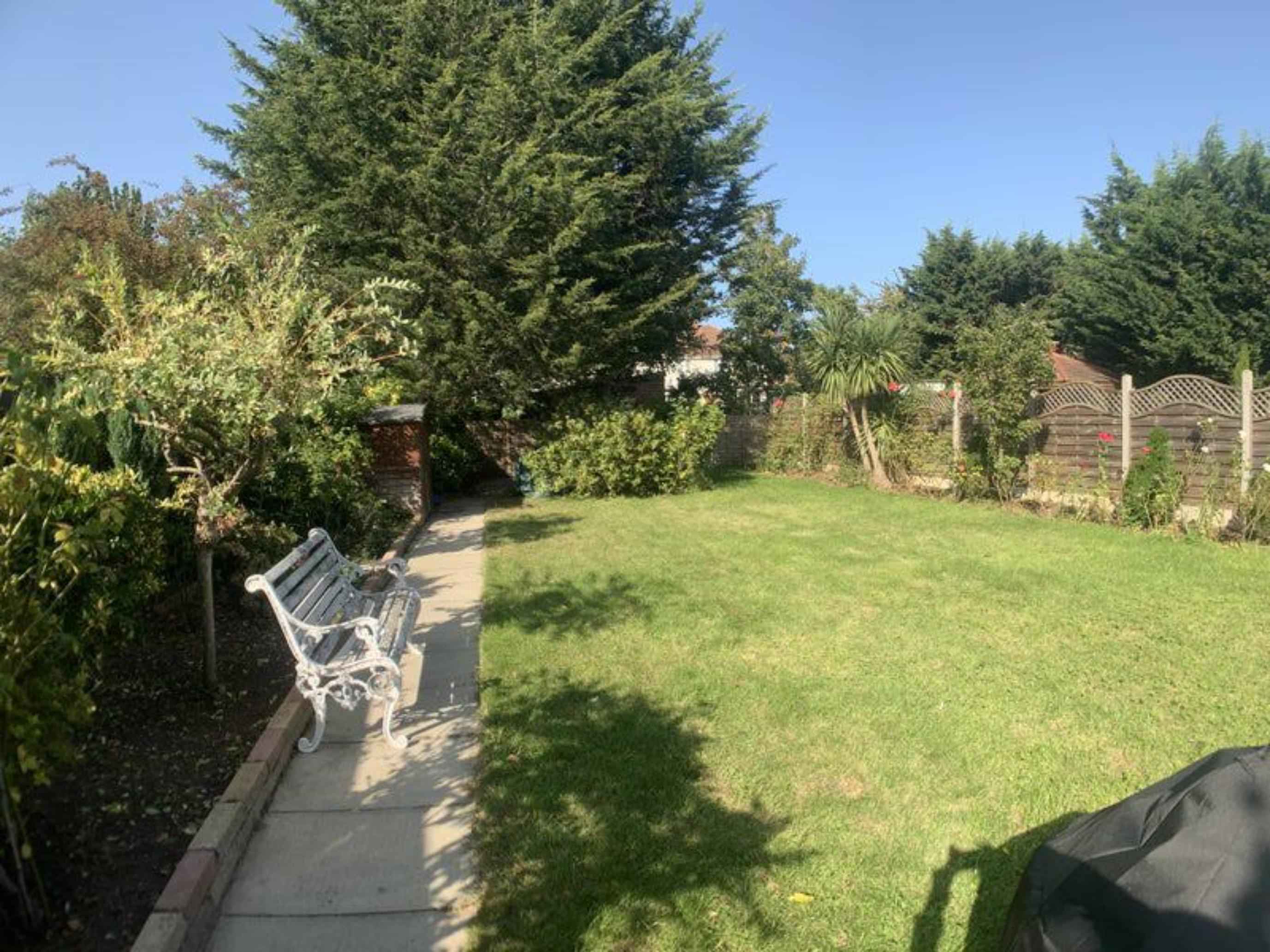 Room in a 5 Bedroom Apartment, Queens Walk, London, NW9 8ER - London, England, United Kingdom - Exterior