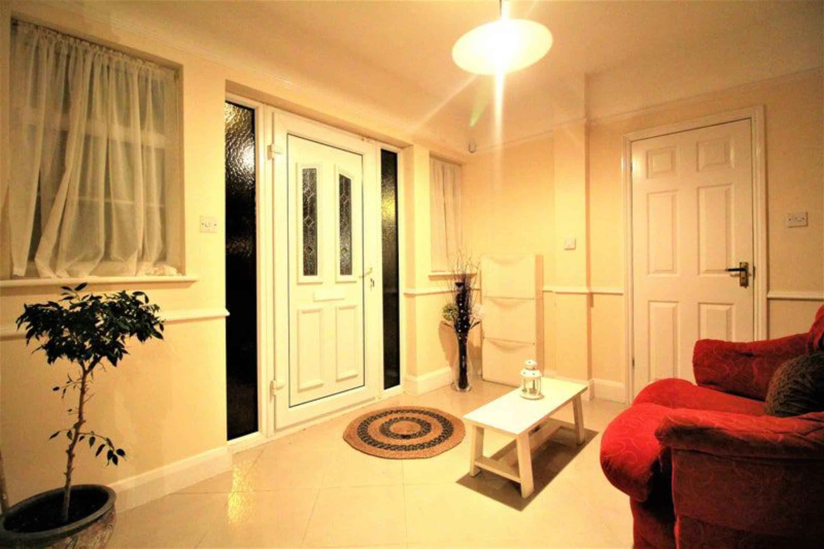 Room in a 5 Bedroom Apartment, Queens Walk, London, NW9 8ER - London, England, United Kingdom - Common Area