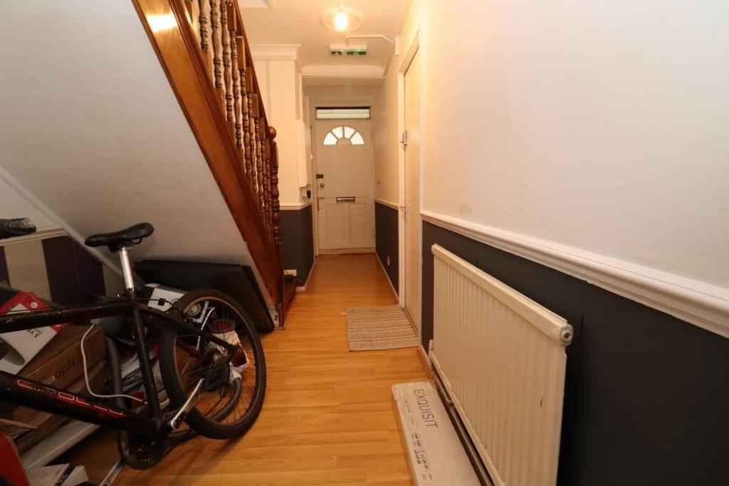 Room in a 5 Bedroom Apartment, Ford Rd, London, E3 5PQ - London, England, United Kingdom - Common Area