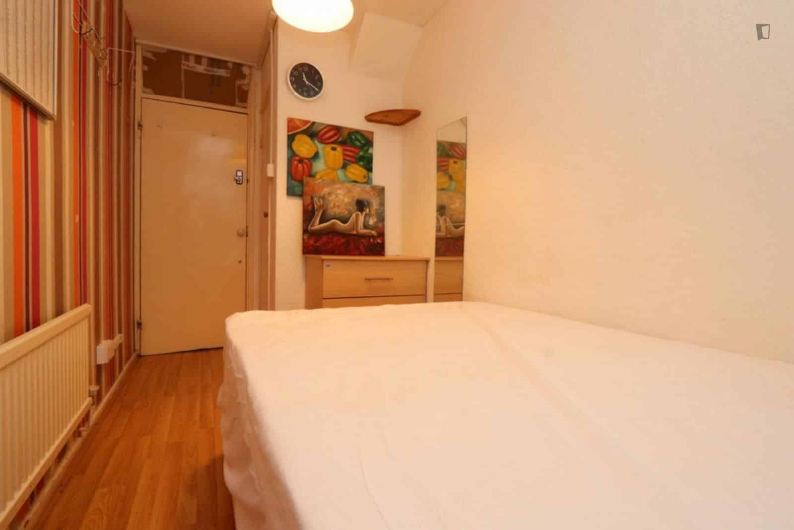 Common Area?w=400&h=260&fit=crop&q=40&auto=format&trim=auto