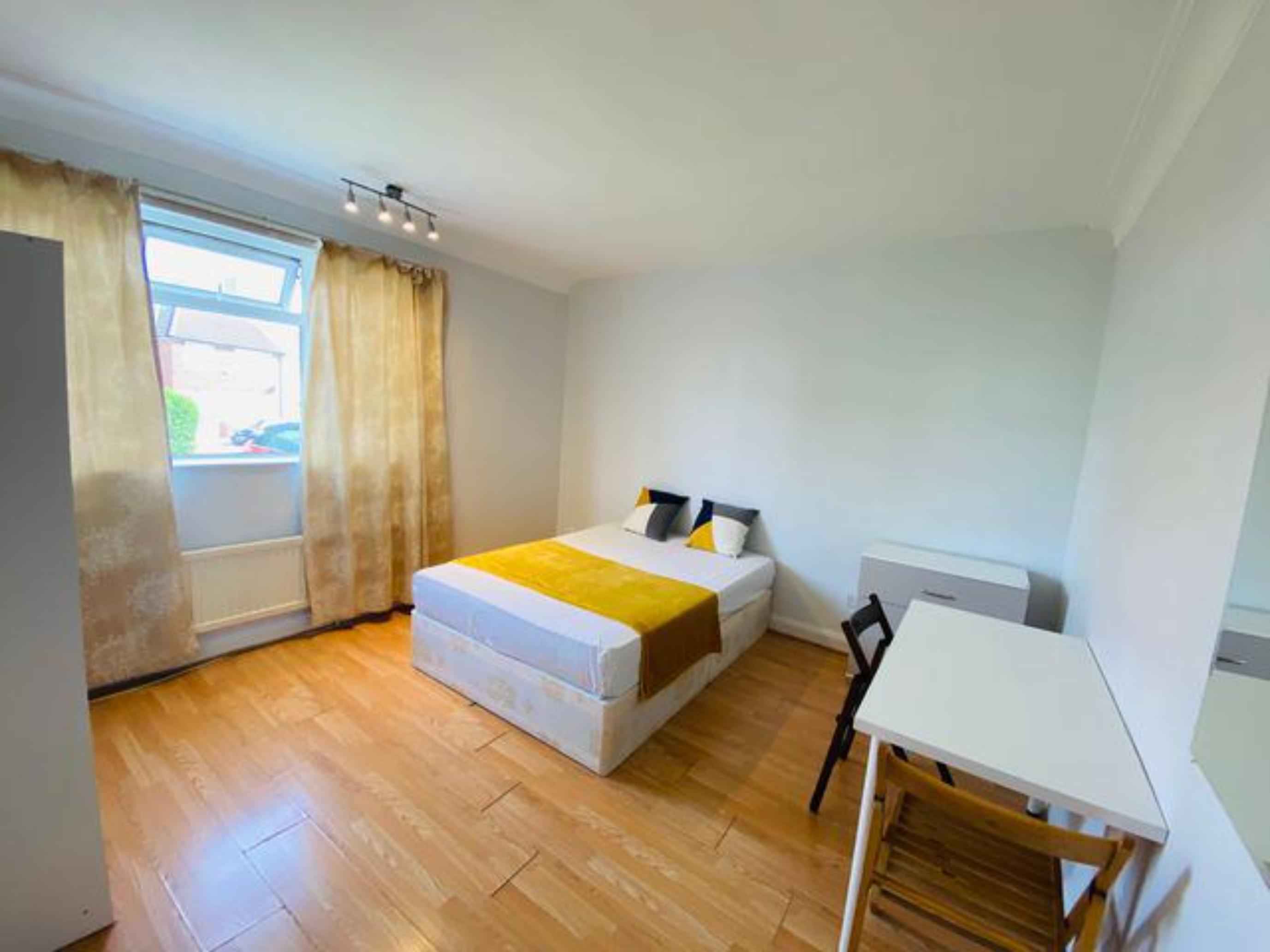 Room in a 3 Bedroom Apartment, Uxendon Cres, Wembley, HA9 9TN - London, England, United Kingdom - Room 1 - Bedroom