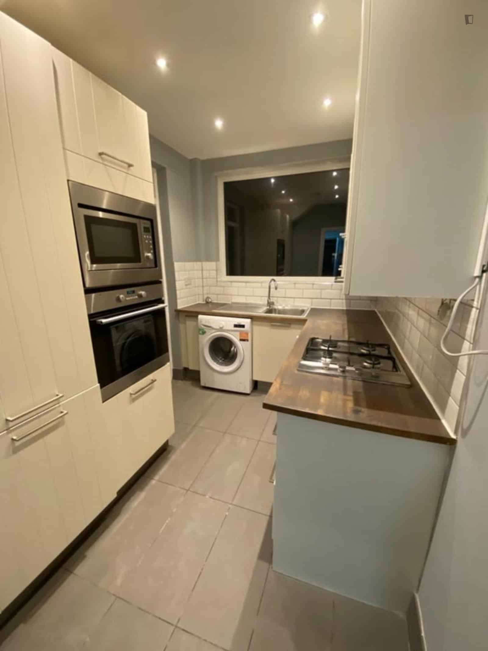 Room 1 - Bedroom?w=400&h=260&fit=crop&q=40&auto=format&trim=auto