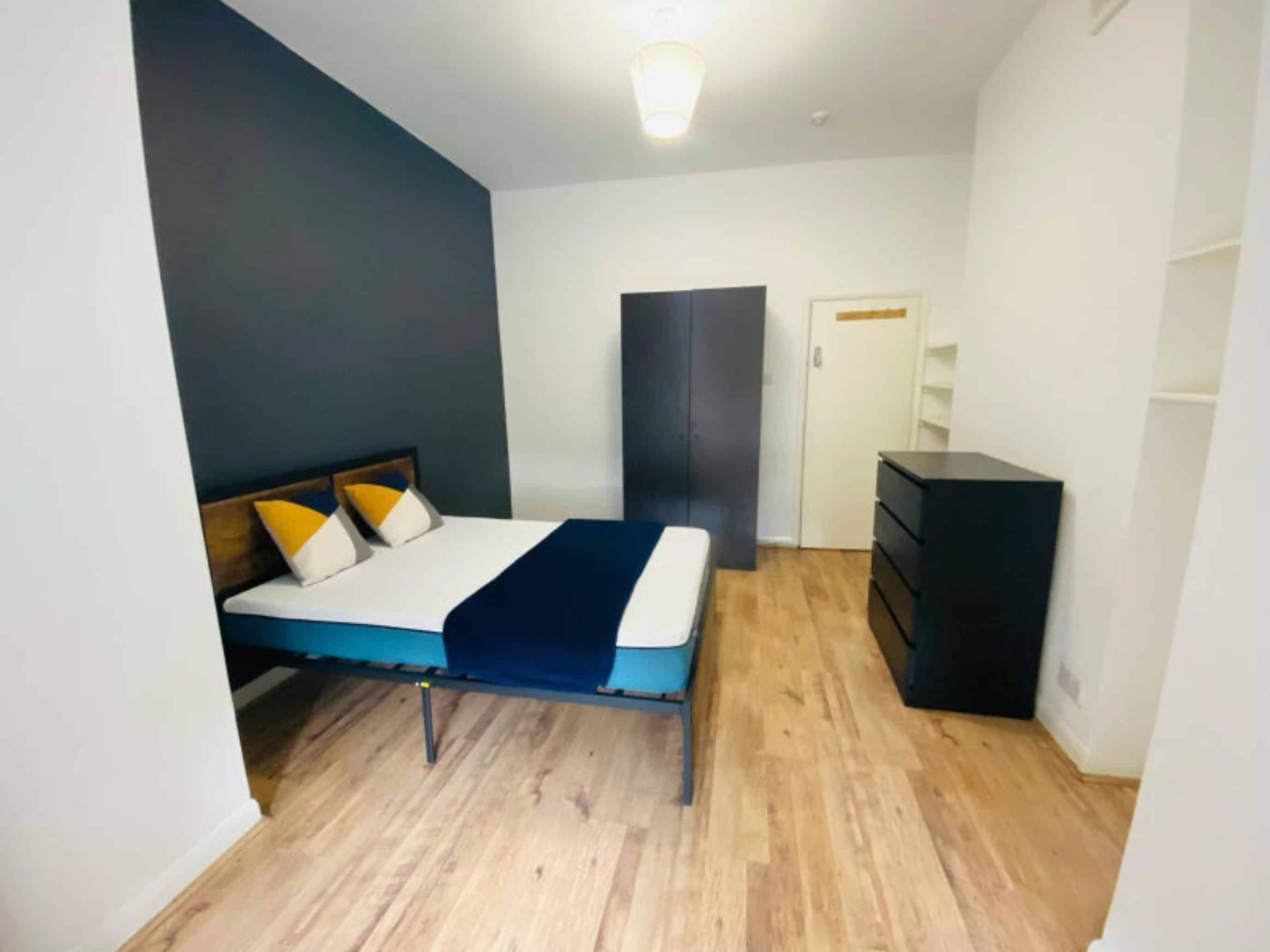 Room in a 2 Bedroom Apartment, Rutland Park, London, NW2 4RD - London, England, United Kingdom - Room 1 - Bedroom