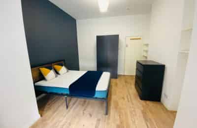 Room in a 2 Bedroom Apartment, Rutland Park, London, NW2 4RD - London, England, United Kingdom - Room 1 - Bedroom