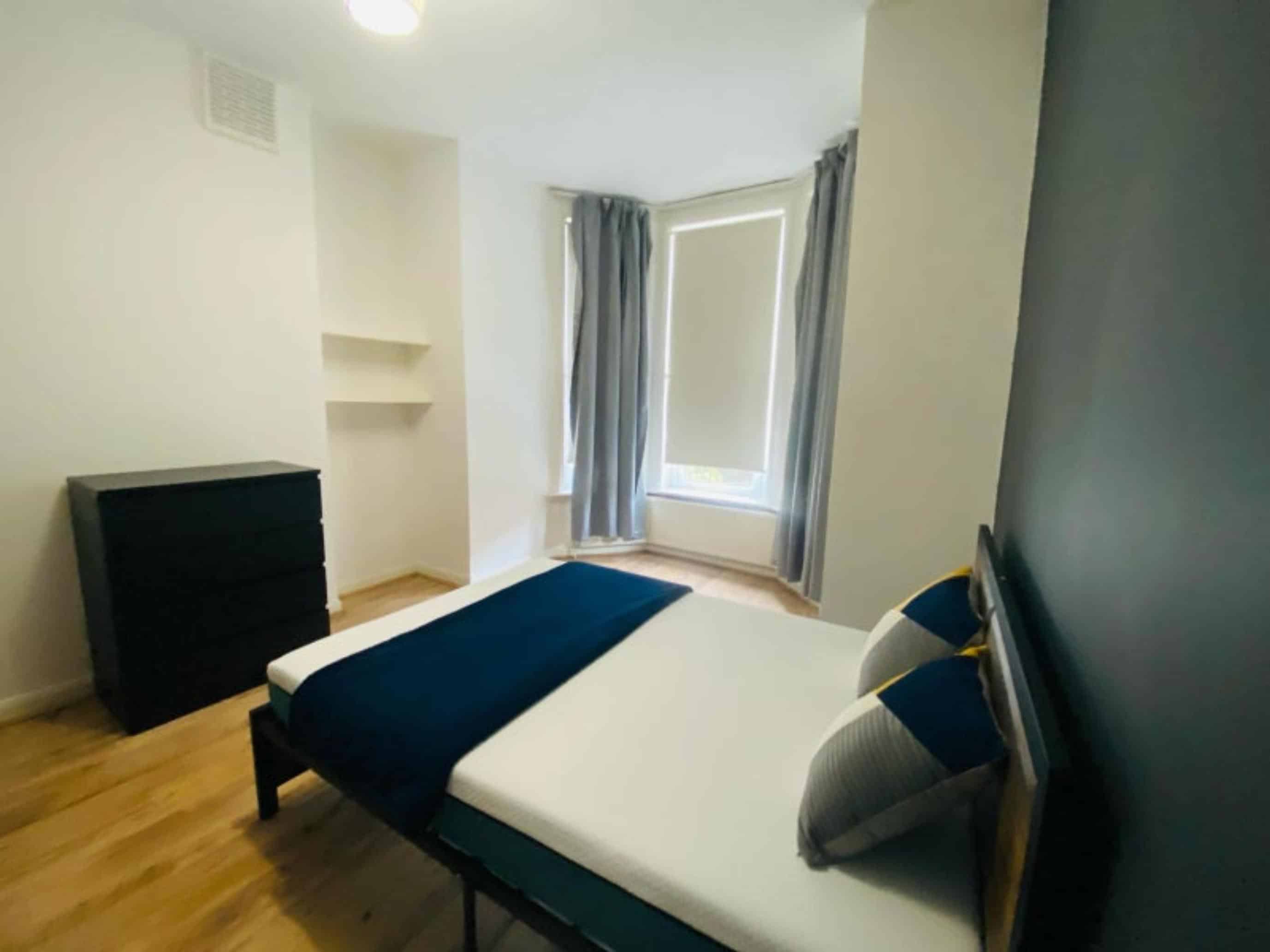 Room in a 2 Bedroom Apartment, Rutland Park, London, NW2 4RD - London, England, United Kingdom - Room 1 - Bedroom