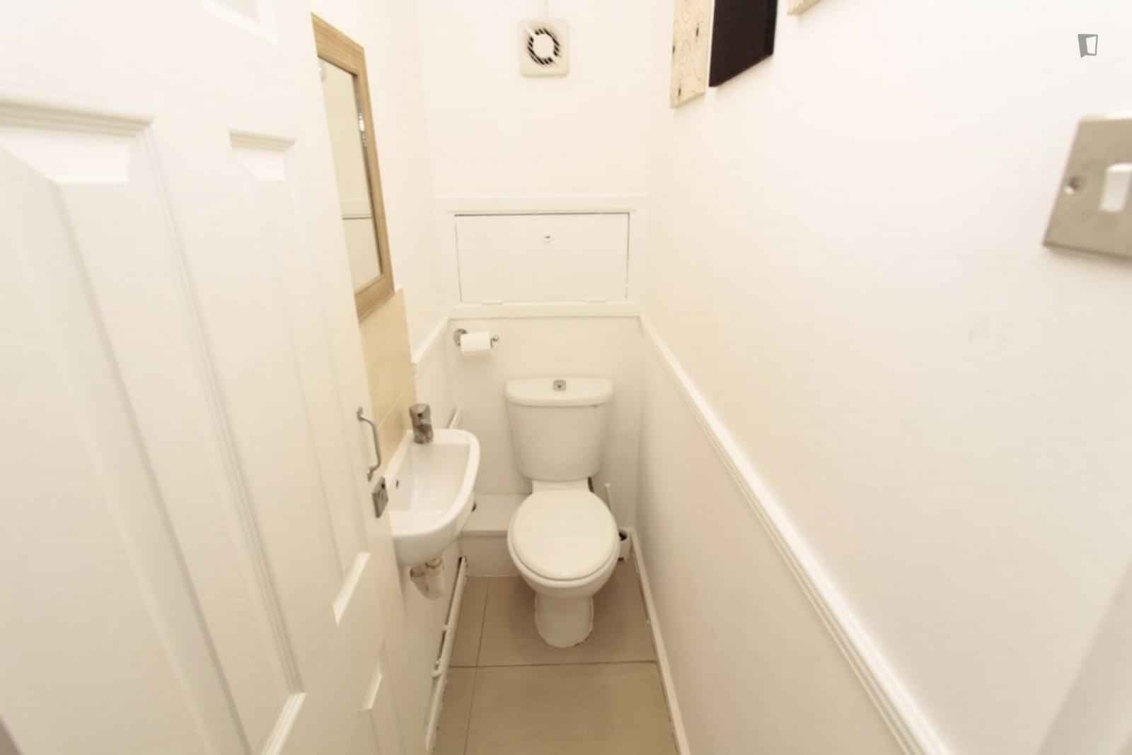 Room in a 5 Bedroom Apartment, Nairn St, London, E14 0LQ - London, England, United Kingdom - Bedroom 1  - Bathroom