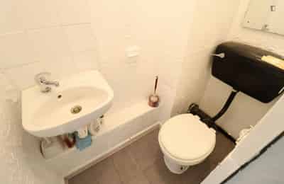 Room in a 5 Bedroom Apartment, Woodman Path, Ilford, IG6 3AU - London, England, United Kingdom - Bedroom 1 - Bathroom