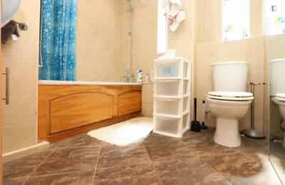 Room in a 3 Bedroom Apartment, Nelson Gardens, London, E2 7AH - London, England, United Kingdom - Bedroom 1 - Bathroom