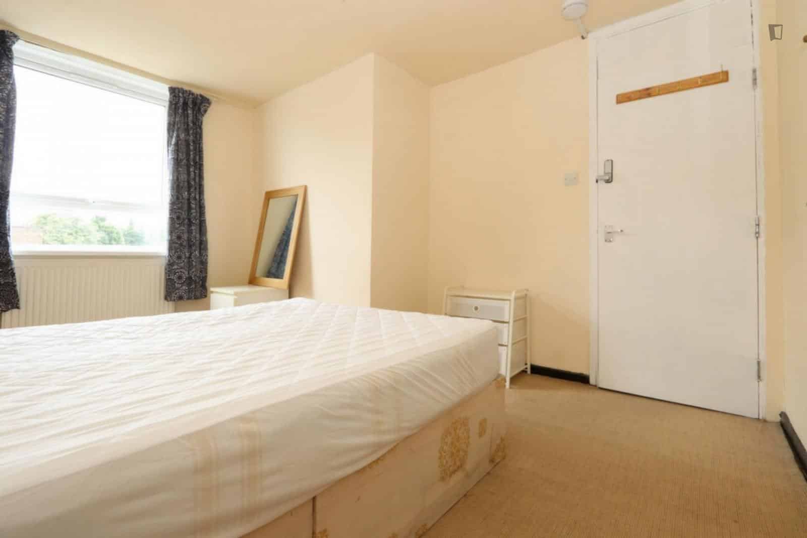 Bedroom 3 - Bathroom?w=400&h=260&fit=crop&q=40&auto=format&trim=auto