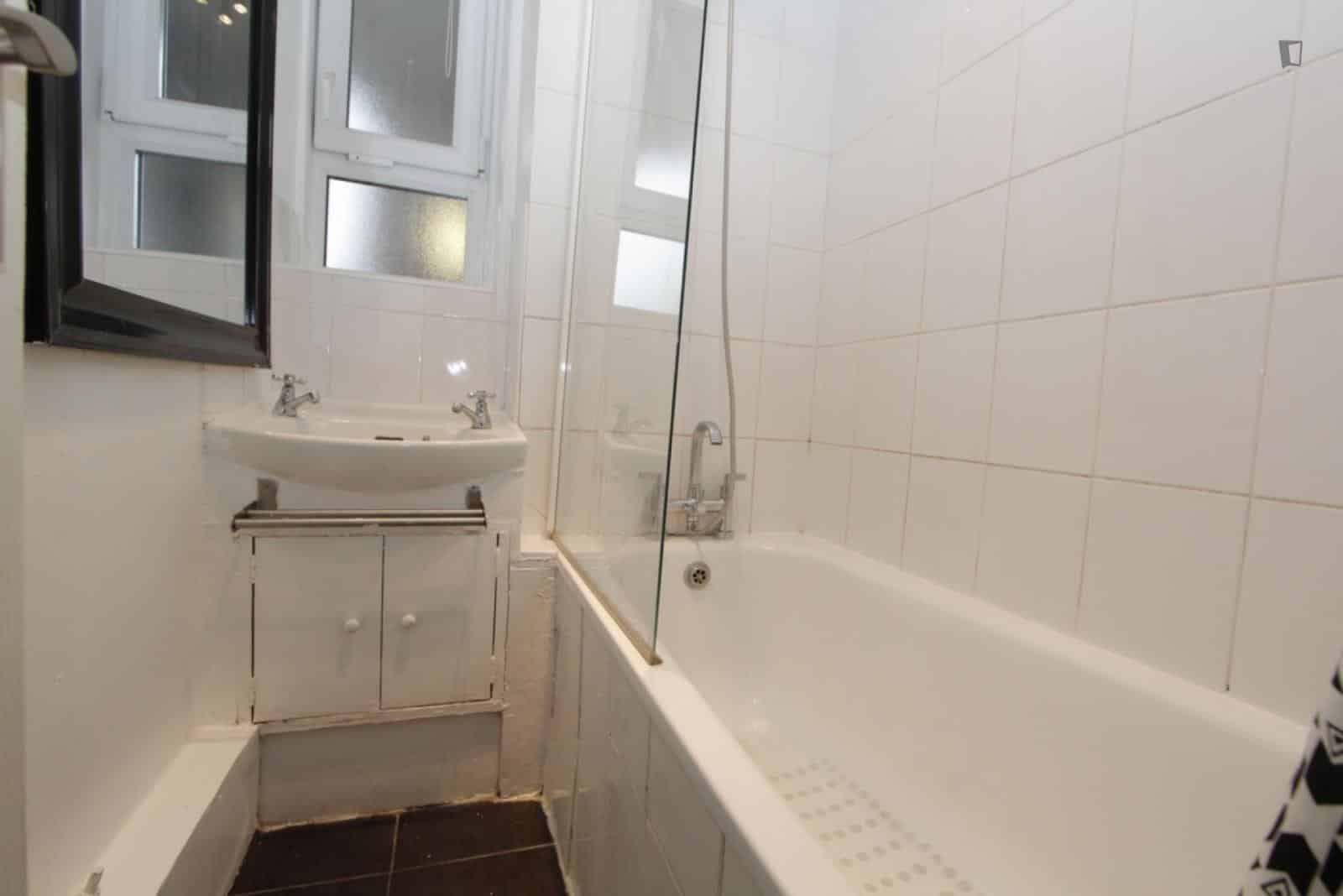 Room in a 3 Bedroom Apartment, Australia Rd, London, W12 7LY - London, England, United Kingdom - Bedroom 1  - Bathroom