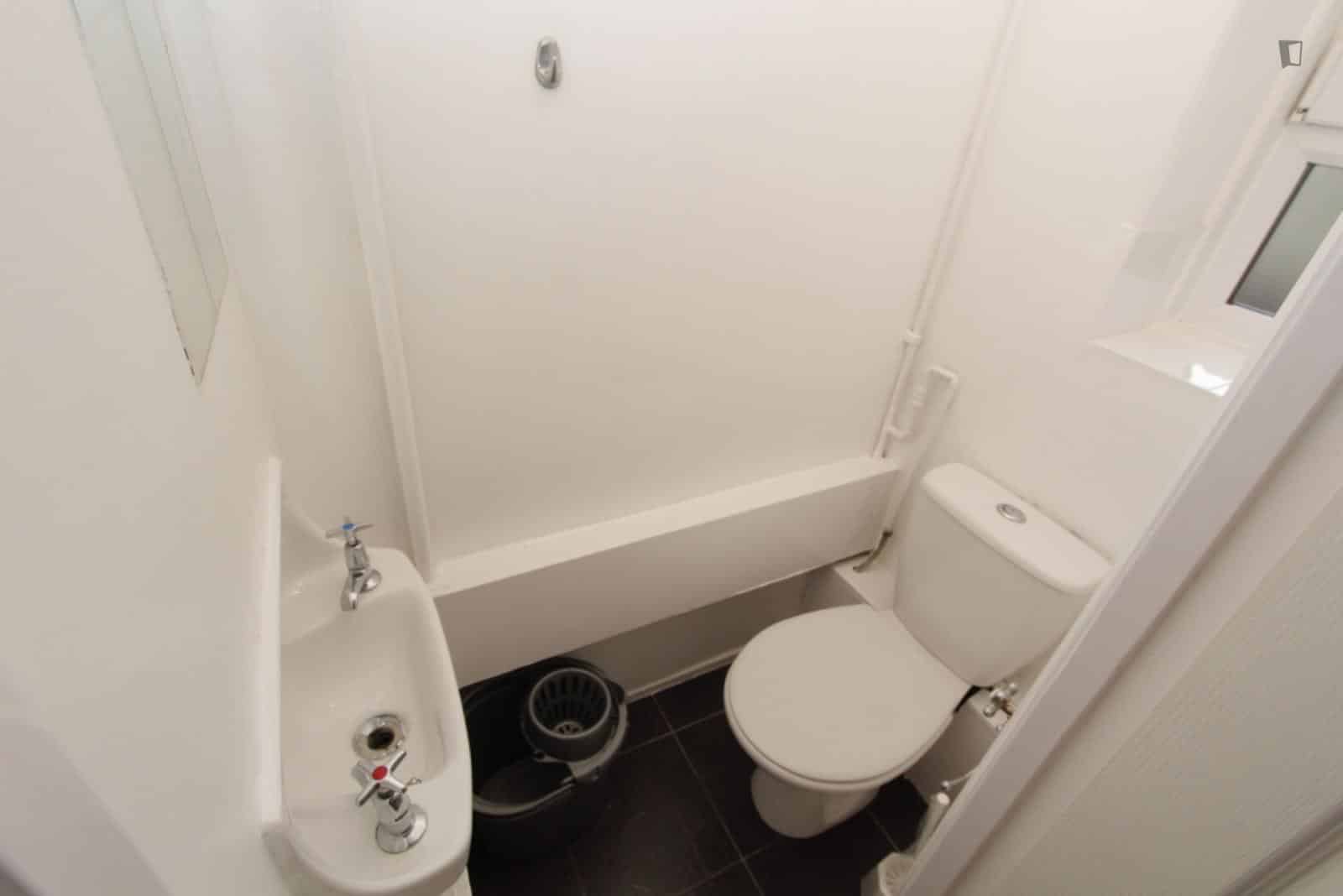 Room in a 3 Bedroom Apartment, Australia Rd, London, W12 7LY - London, England, United Kingdom - Bedroom 1  - Bathroom