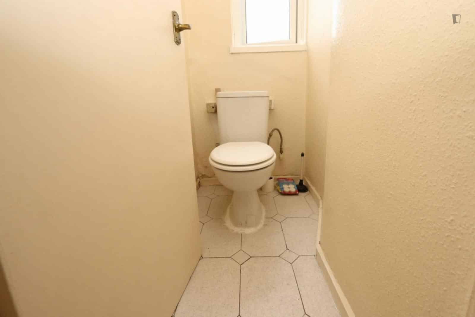 Room in a 5 Bedroom Apartment, Usk St, London, E2 0QE - London, England, United Kingdom - Bedroom 1  - Bathroom