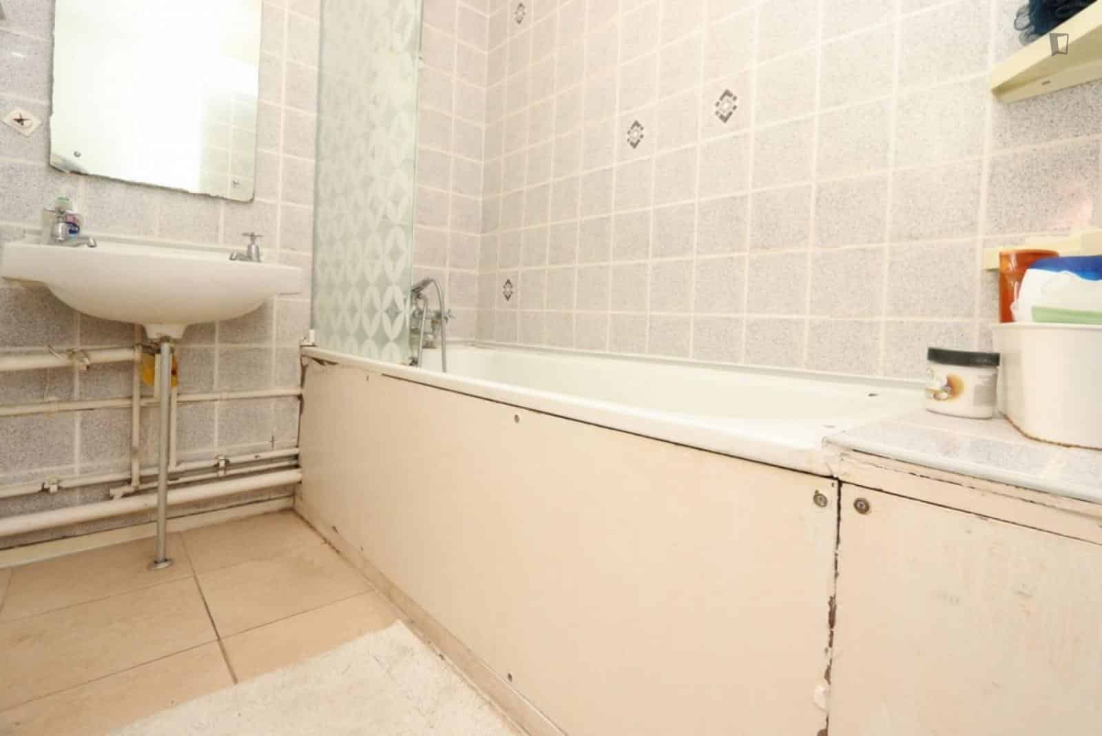 Room in a 4 Bedroom Apartment, Campbell Rd, London, E3 4DP - London, England, United Kingdom - Bedroom 1  - Bathroom