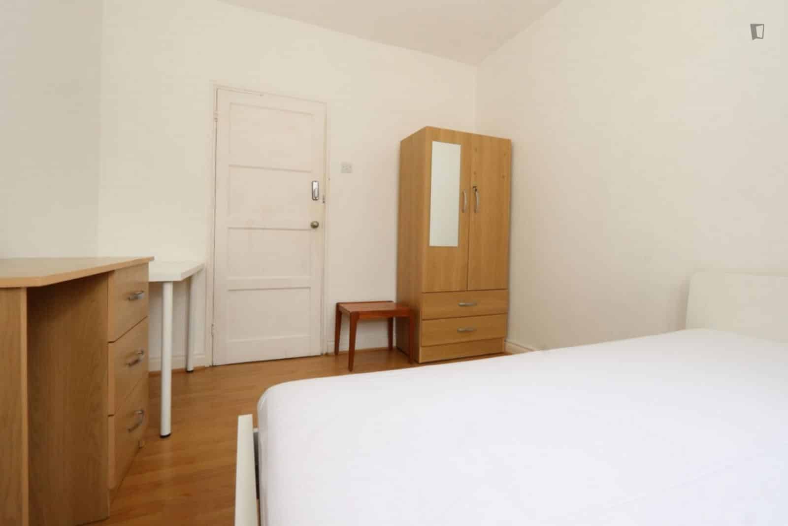 Exterior?w=400&h=260&fit=crop&q=40&auto=format&trim=auto