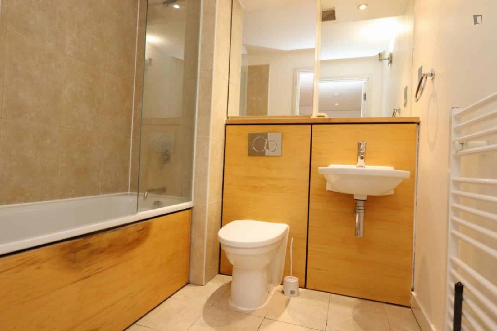 Room in a 3 Bedroom Apartment, John Harrison Way, London, SE10 0BL - London, England, United Kingdom - Bedroom 1  - Bathroom