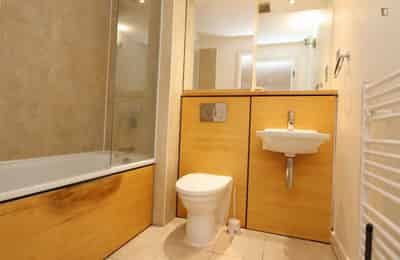 Room in a 3 Bedroom Apartment, John Harrison Way, London, SE10 0BL - London, England, United Kingdom - Bedroom 1 - Bathroom