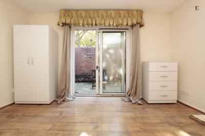 Room in a 3 Bedroom Apartment, Dingle Gardens, London, E14 0DN - London, England, United Kingdom - Bedroom 2 - Amenities