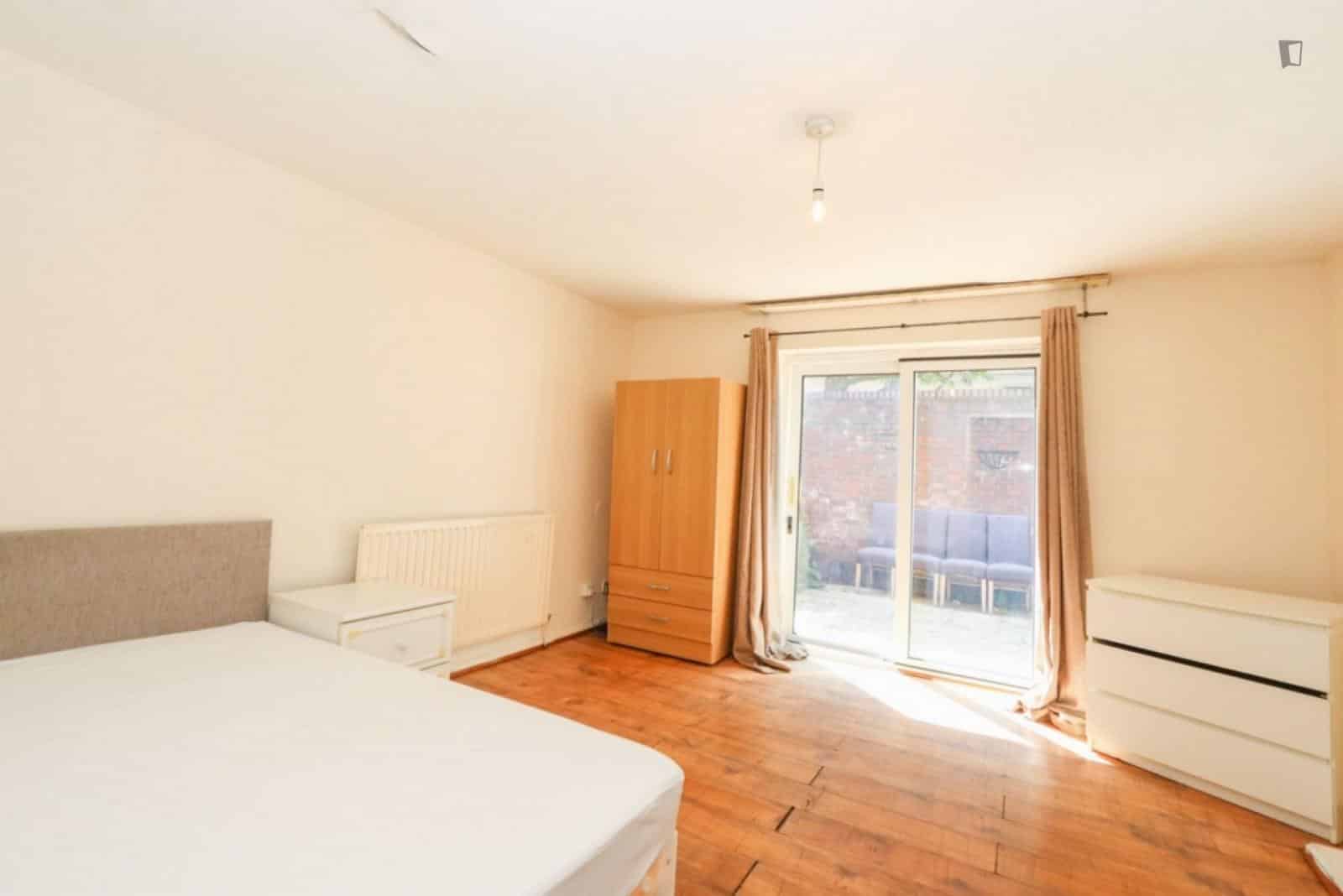 Bedroom 1  - Amenities?w=400&h=260&fit=crop&q=40&auto=format&trim=auto