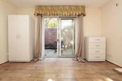 Room in a 3 Bedroom Apartment, Dingle Gardens, London, E14 0DN - London, England, United Kingdom - Bedroom 1  - Amenities