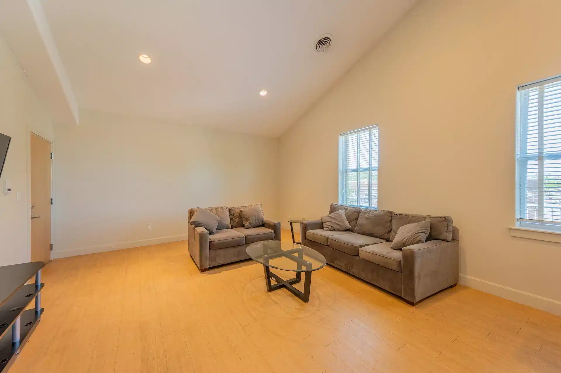 Exterior?w=400&h=260&fit=crop&q=40&auto=format&trim=auto