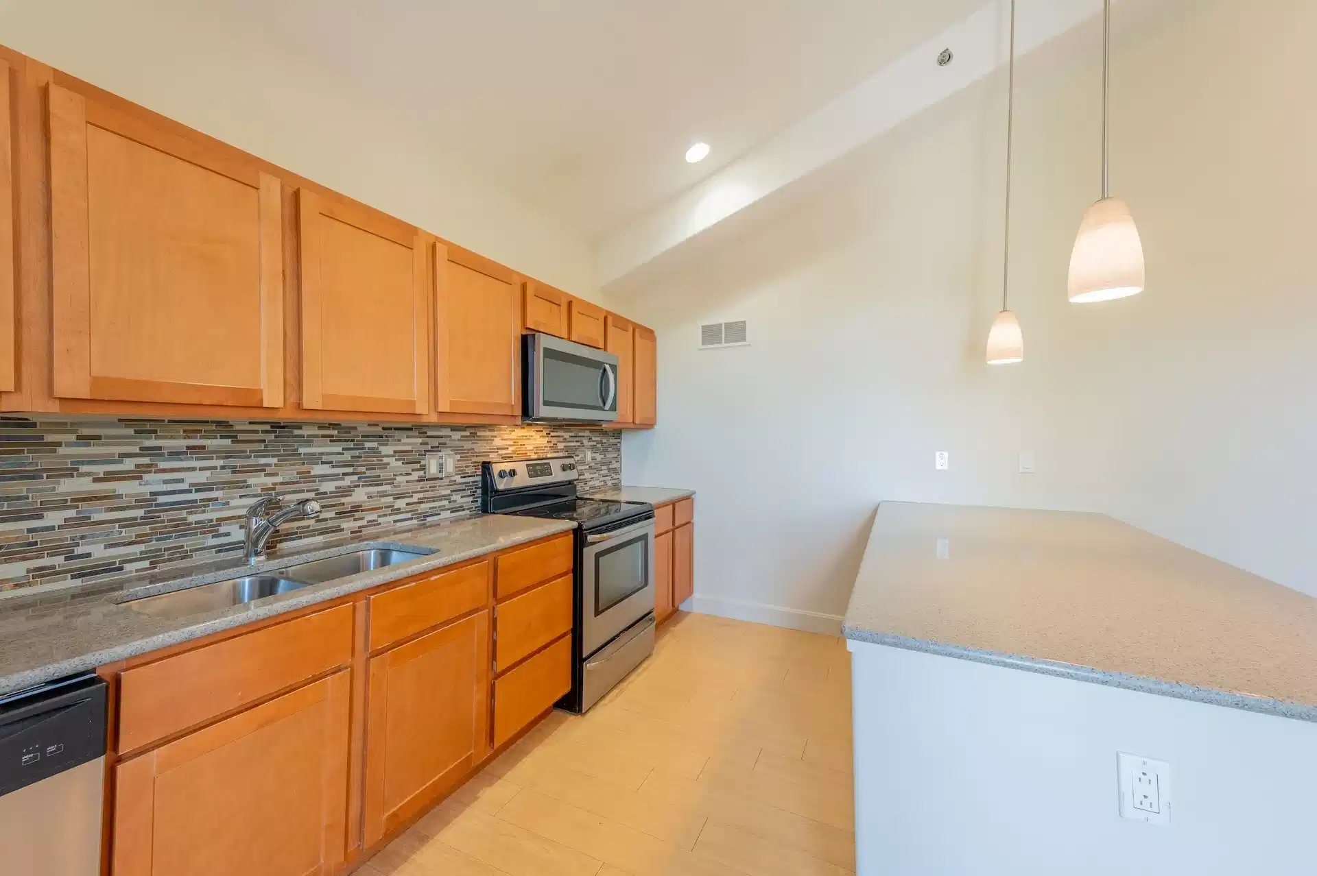 Exterior?w=400&h=260&fit=crop&q=40&auto=format&trim=auto