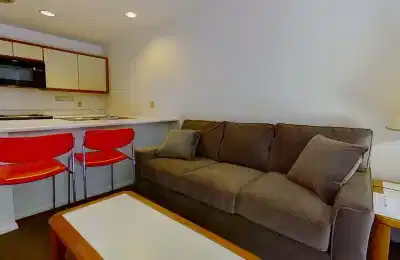 Common Area?w=400&h=260&fit=crop&q=40&auto=format&trim=auto