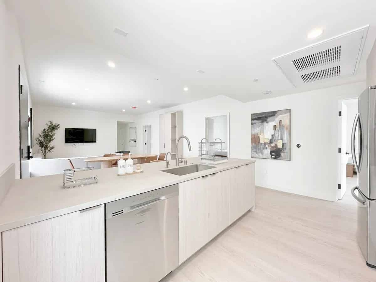 Exterior?w=400&h=260&fit=crop&q=40&auto=format&trim=auto