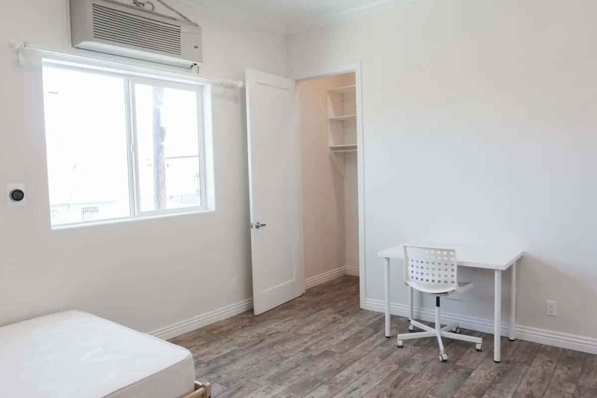 Exterior?w=400&h=260&fit=crop&q=40&auto=format&trim=auto