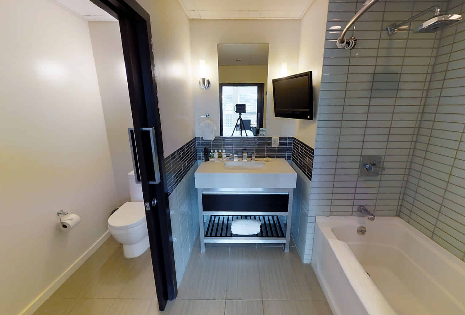 Exterior?w=400&h=260&fit=crop&q=40&auto=format&trim=auto