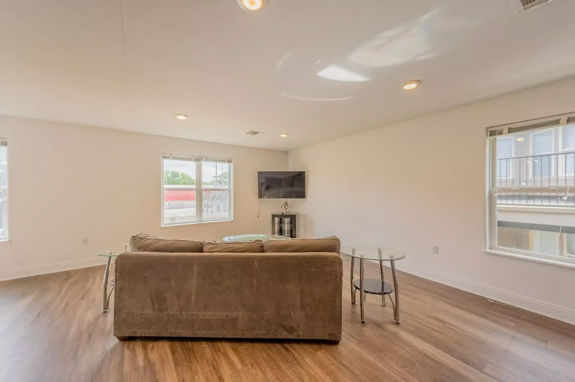 Exterior?w=400&h=260&fit=crop&q=40&auto=format&trim=auto