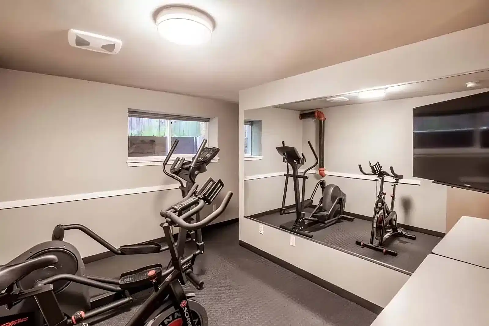 Common Area?w=400&h=260&fit=crop&q=40&auto=format&trim=auto