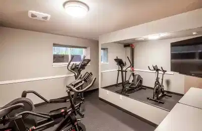 Common Area?w=400&h=260&fit=crop&q=40&auto=format&trim=auto