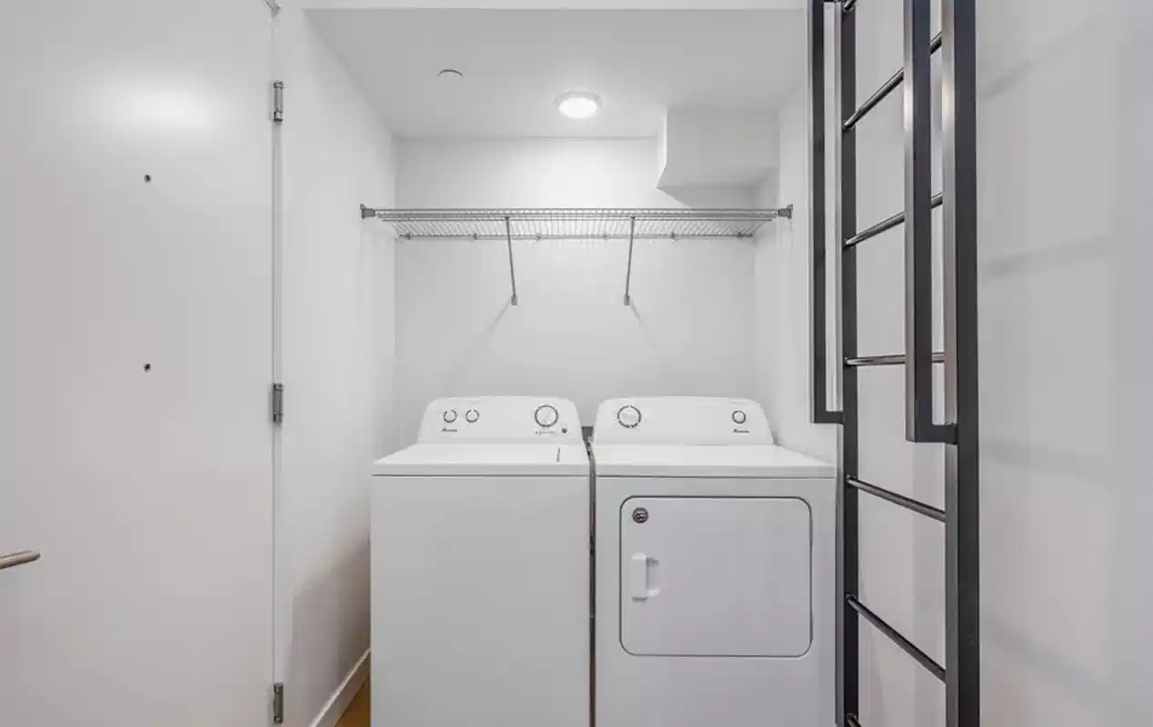 Exterior?w=400&h=260&fit=crop&q=40&auto=format&trim=auto