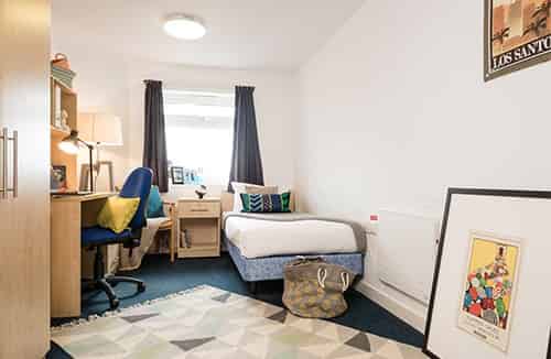 Bathroom?w=400&h=260&fit=crop&q=40&auto=format&trim=auto