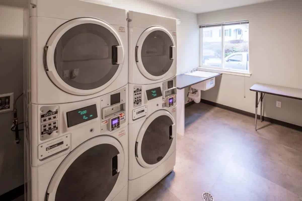 Exterior?w=400&h=260&fit=crop&q=40&auto=format&trim=auto