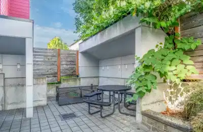 Exterior?w=400&h=260&fit=crop&q=40&auto=format&trim=auto