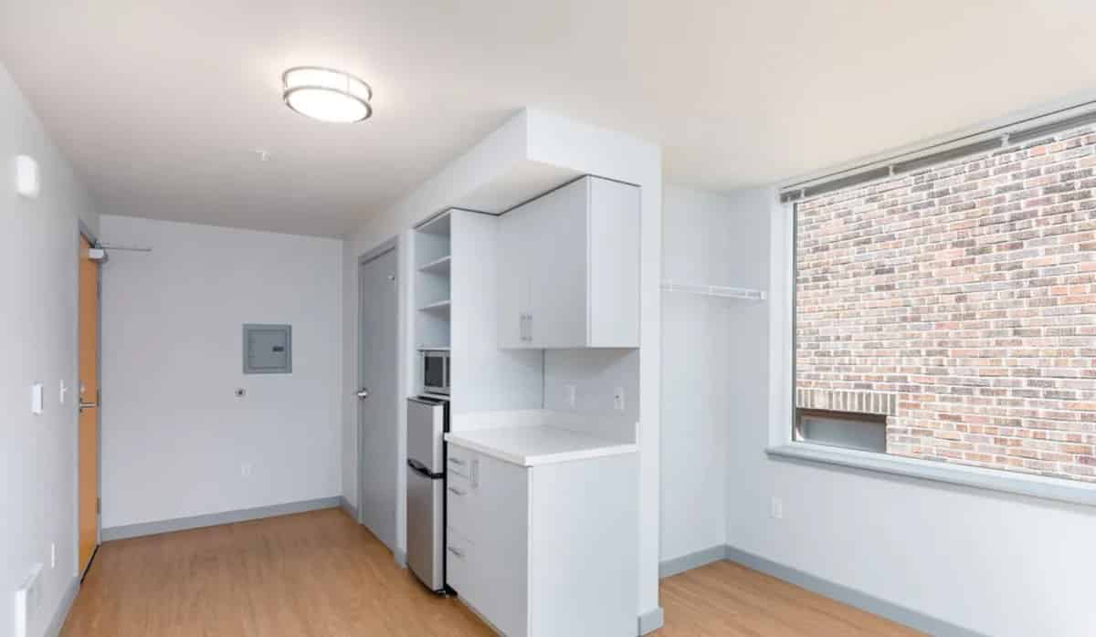 Exterior?w=400&h=260&fit=crop&q=40&auto=format&trim=auto