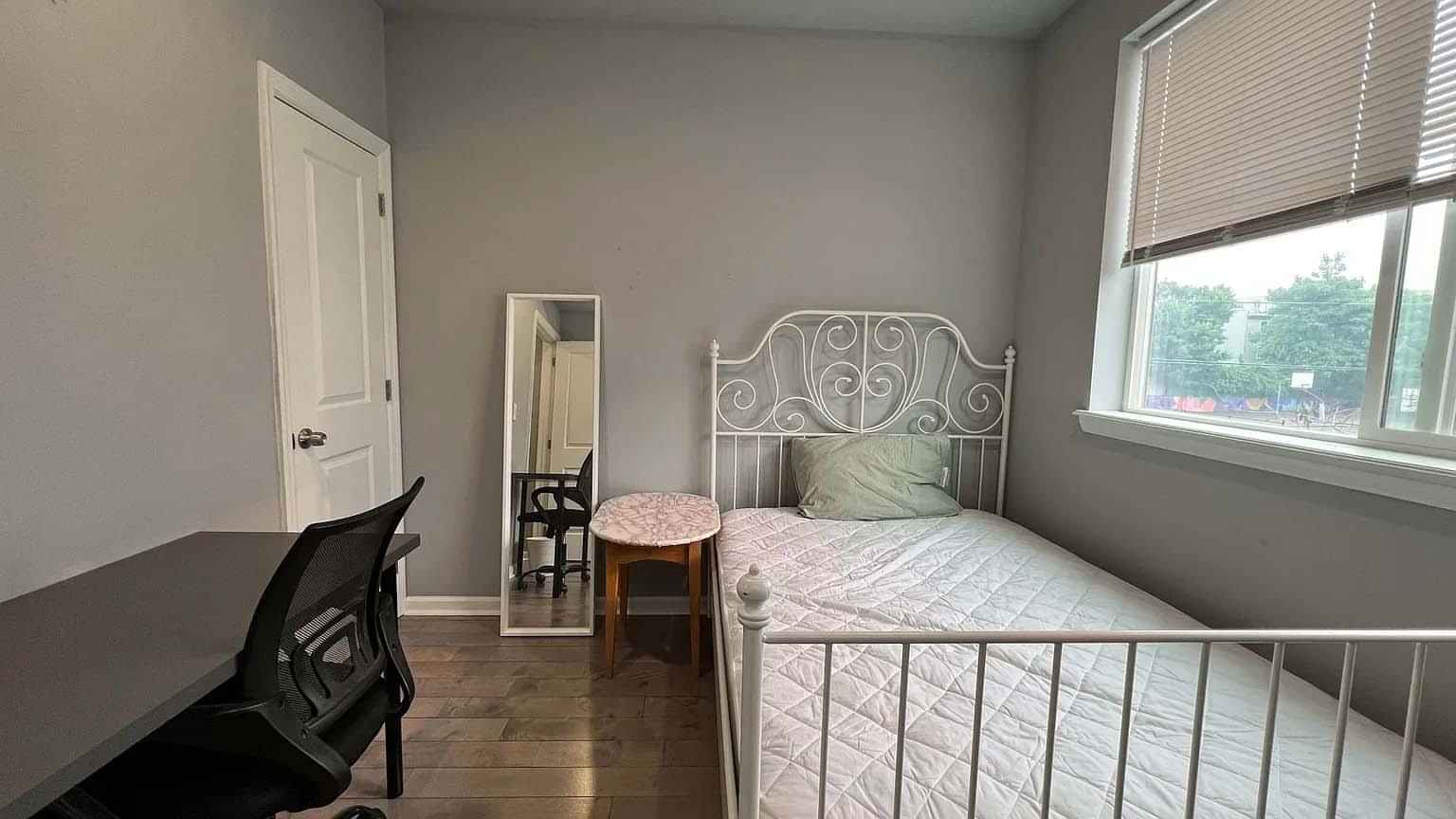 Bathroom?w=400&h=260&fit=crop&q=40&auto=format&trim=auto