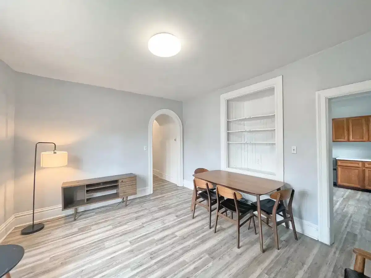 Bathroom?w=400&h=260&fit=crop&q=40&auto=format&trim=auto