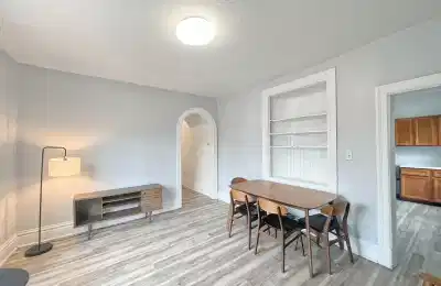 Bathroom?w=400&h=260&fit=crop&q=40&auto=format&trim=auto