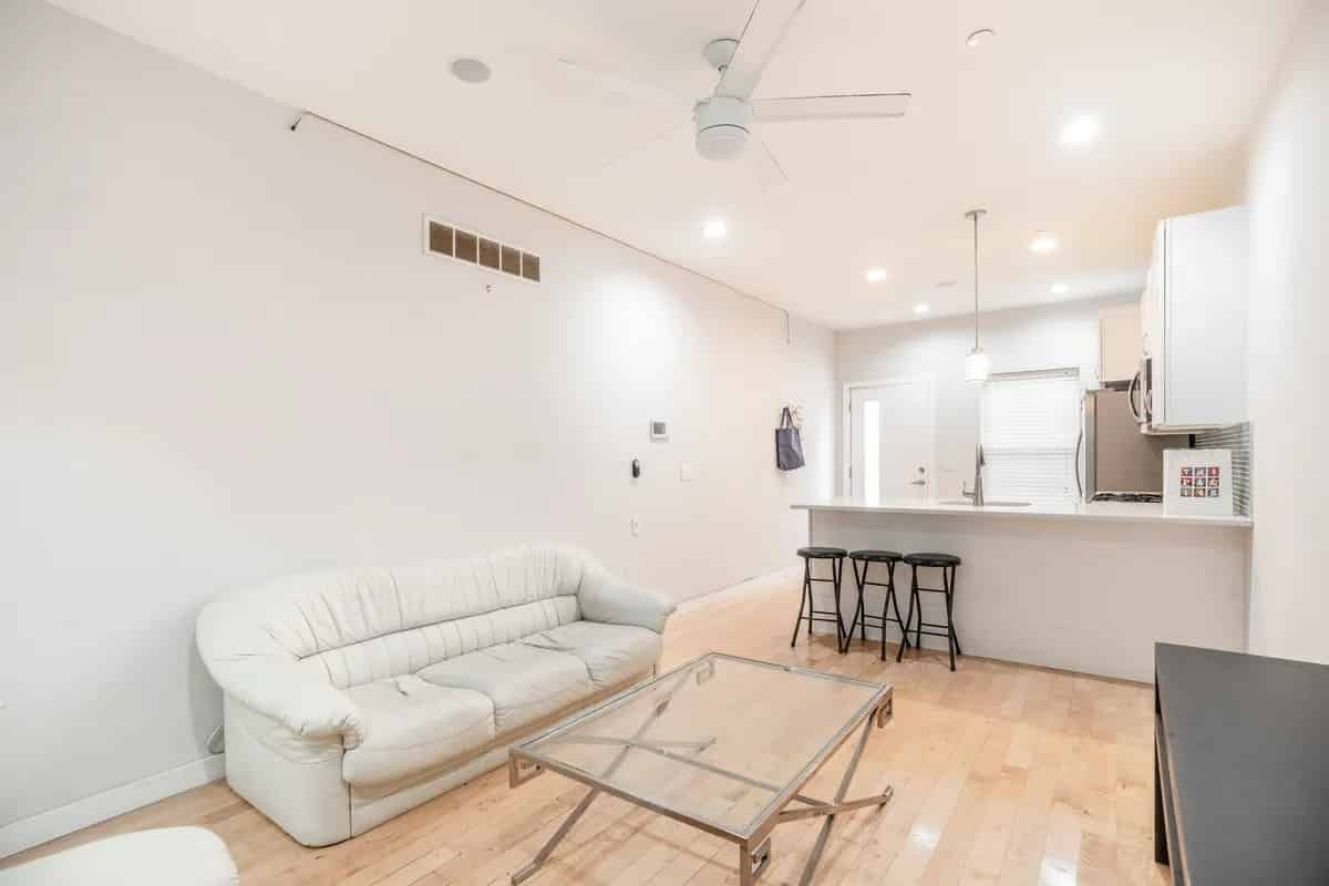 Exterior?w=400&h=260&fit=crop&q=40&auto=format&trim=auto