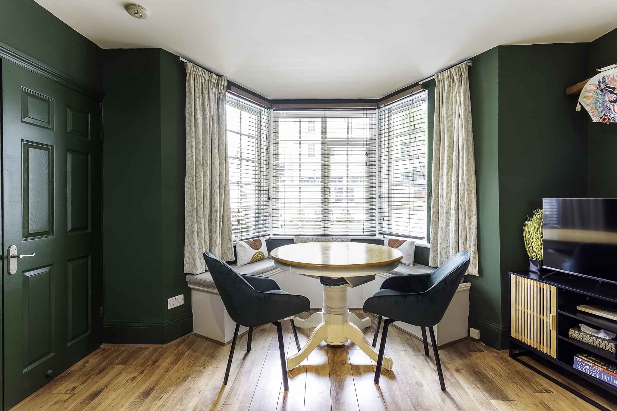 1 Bedroom Apartment, 341B Chiswick High Rd., Chiswick, London W4 4HS (14839) - London, England, United Kingdom - Amenities