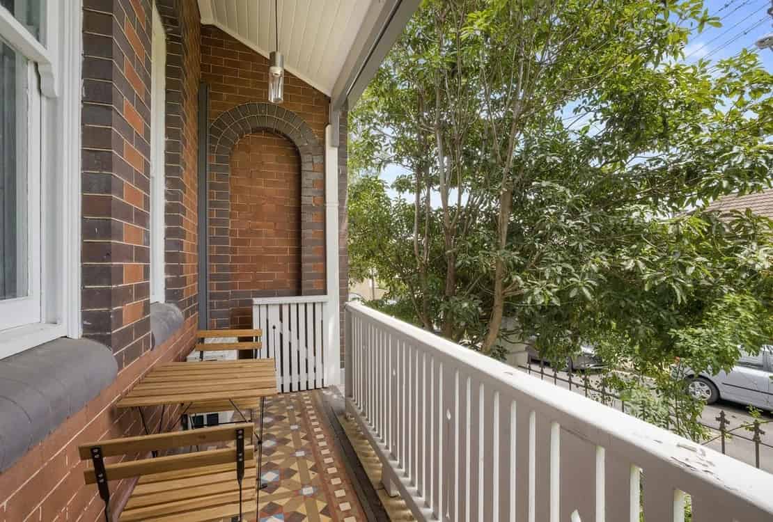 Room?w=400&h=260&fit=crop&q=40&auto=format&trim=auto