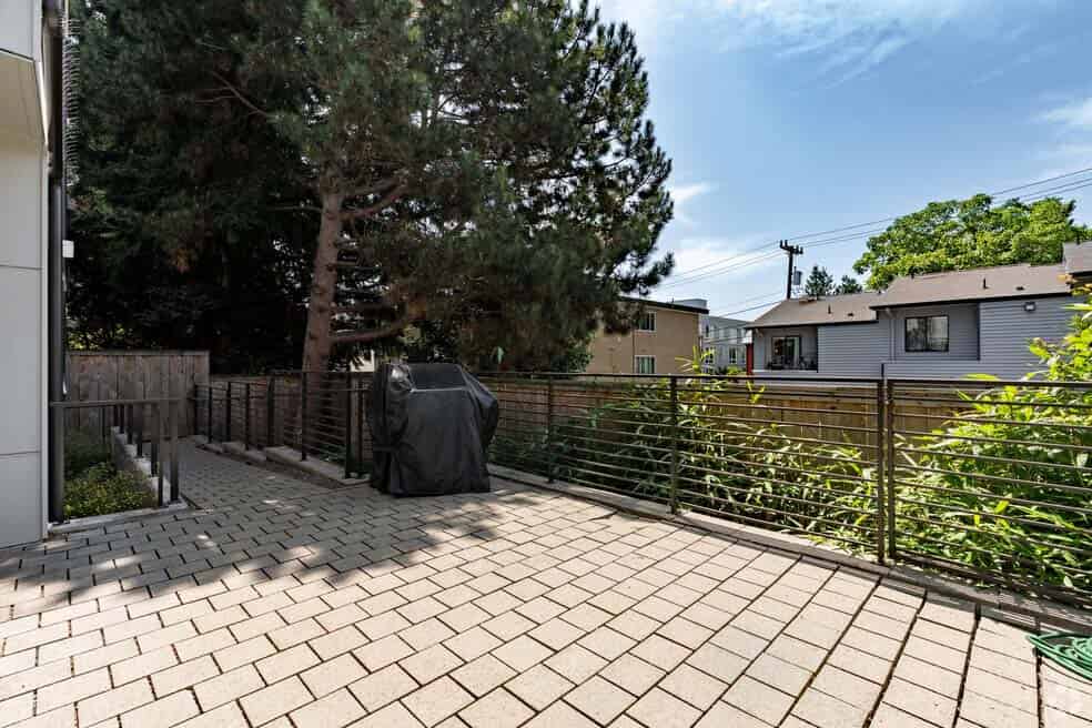 Exterior?w=400&h=260&fit=crop&q=40&auto=format&trim=auto