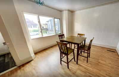 Common Area?w=400&h=260&fit=crop&q=40&auto=format&trim=auto