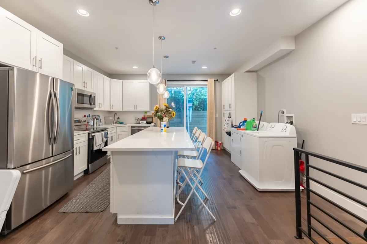 Common Area?w=400&h=260&fit=crop&q=40&auto=format&trim=auto