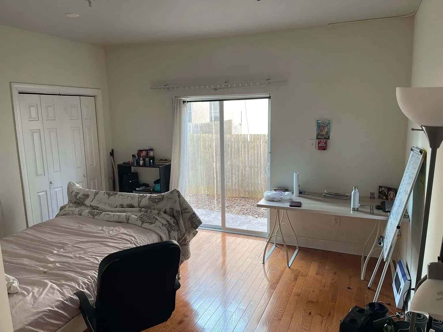 Bathroom?w=400&h=260&fit=crop&q=40&auto=format&trim=auto