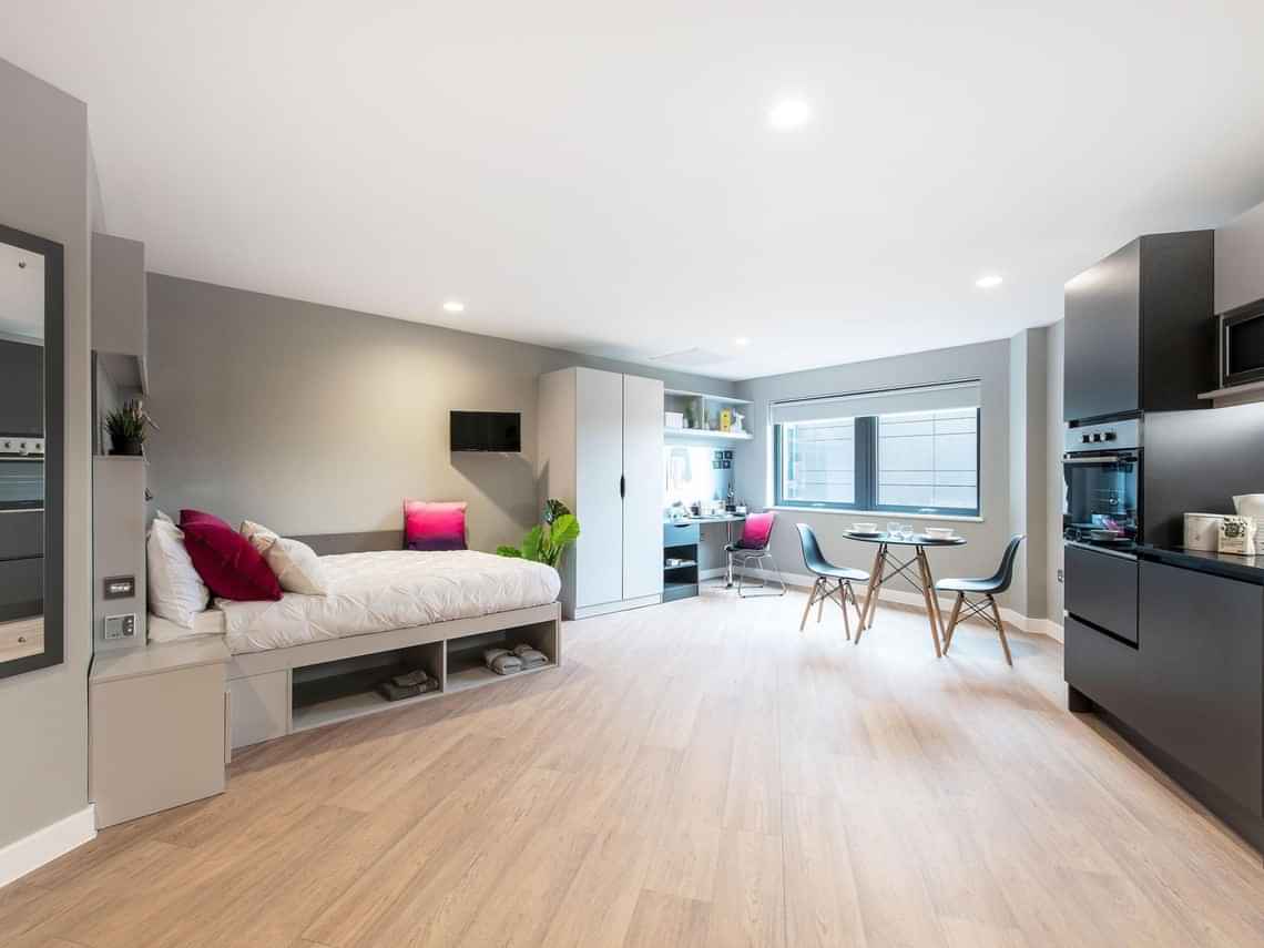 Exterior?w=400&h=260&fit=crop&q=40&auto=format&trim=auto