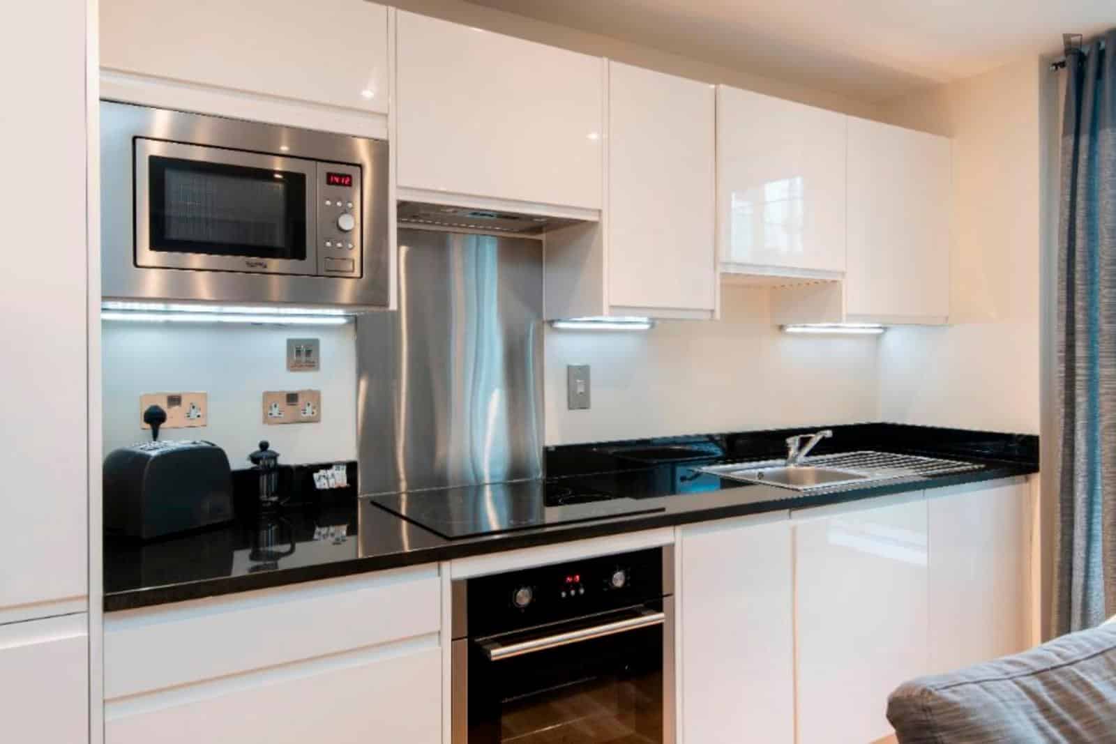 Common Area?w=400&h=260&fit=crop&q=40&auto=format&trim=auto