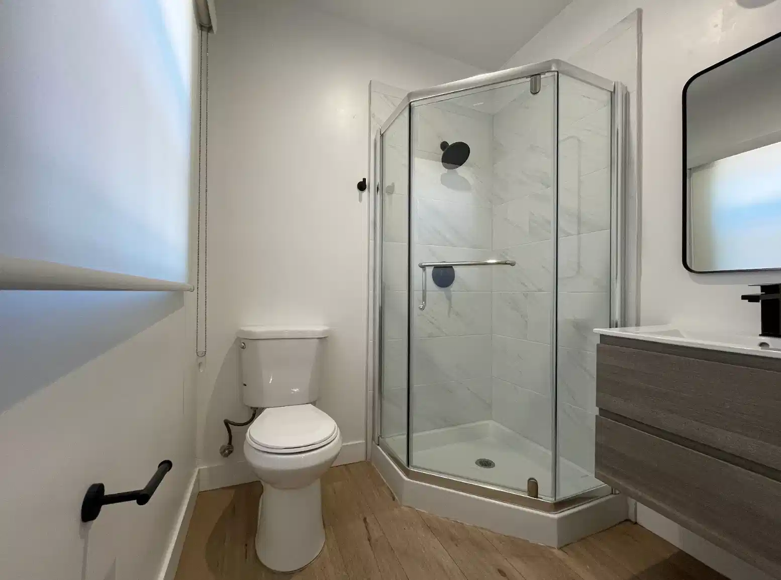 Bathroom?w=400&h=260&fit=crop&q=40&auto=format&trim=auto